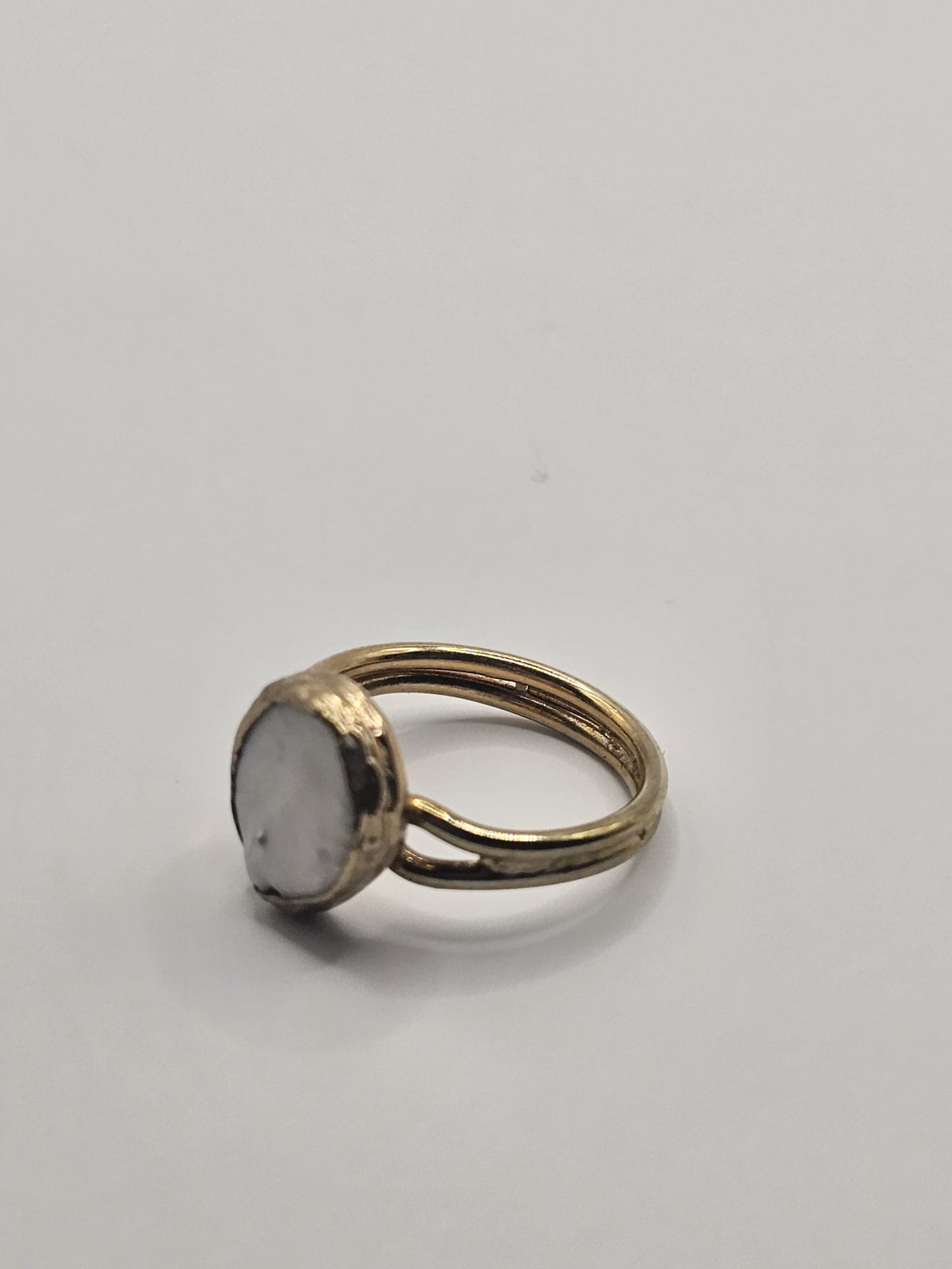 Shyn Mother of Pearl Round Ring
