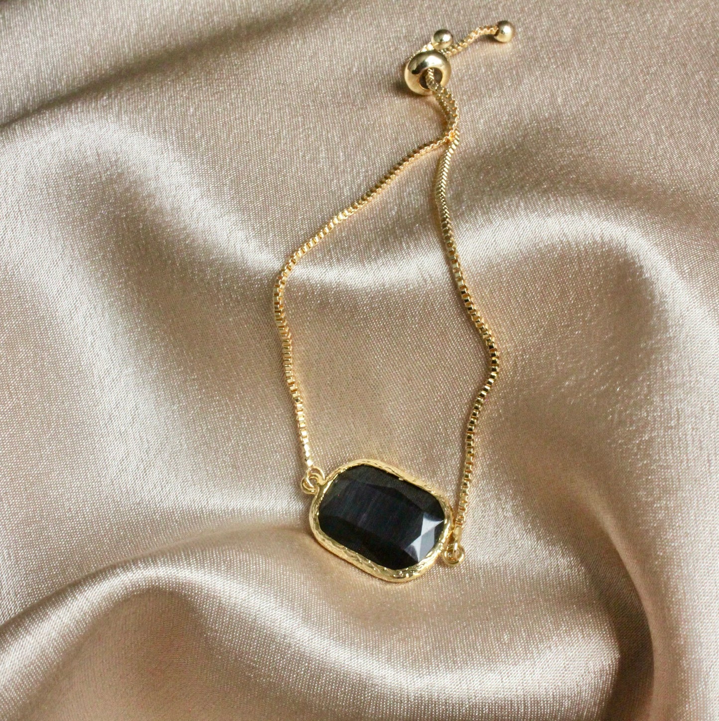 Miray Rectangular stone toggle bracelet (black)