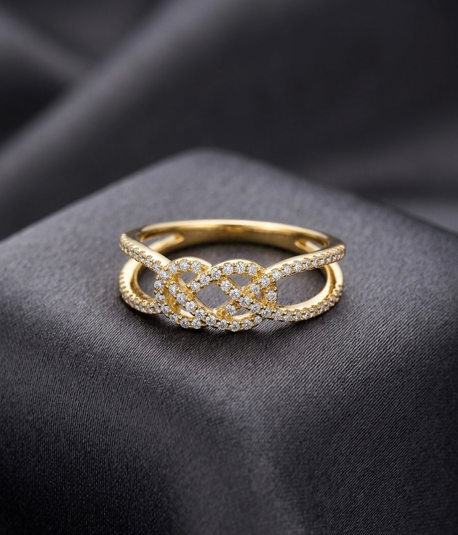 Intertwined knot Ring