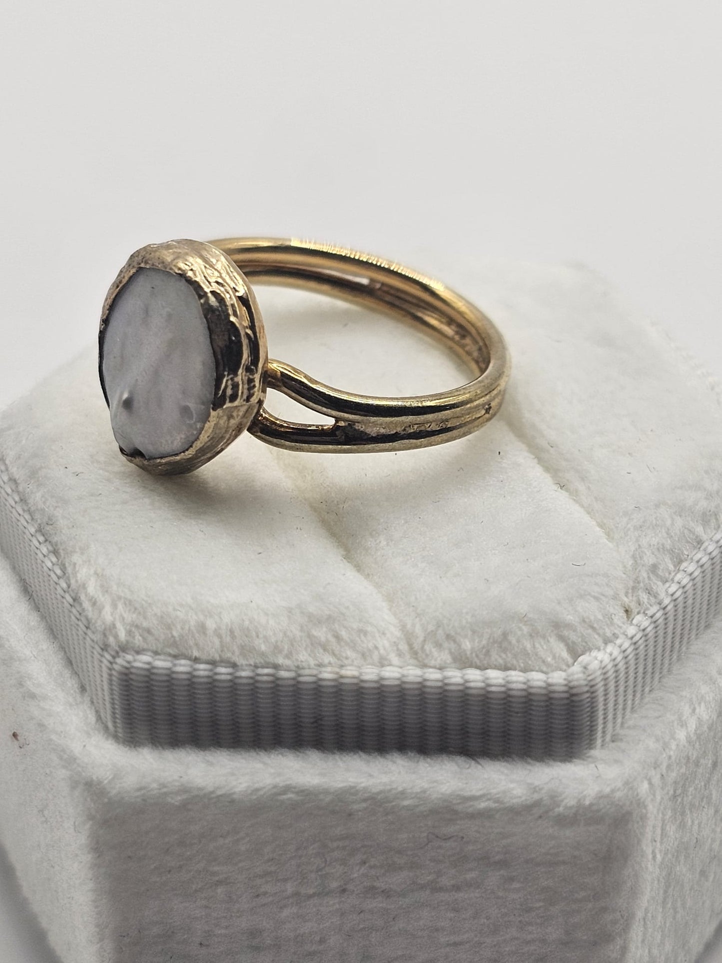 Shyn Mother of Pearl Round Ring